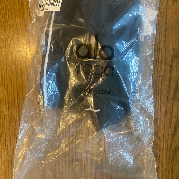 Alo yoga Women's Black Airbrush Hearthrob leggings and sports bra. Extra Small - Picture 3 of 4